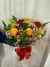 Buquê de rosas e flores do campo