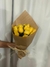 Buquê 14 rosas amarelas em papel grafity
