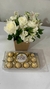 Arranjo de rosas e astromelias brancas e ferrero Rocher