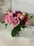 Arranjo de rosas rosadas e astromelias