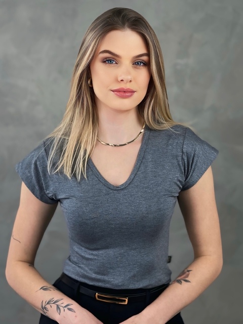 Blusa Feminina Basica baby look - COR CINZA ESCURO - P ao GG veste N50 Plus Size Manga Curta gola V camiseta Viscolaycra