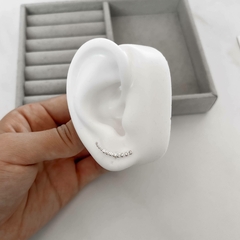 Brinco Ear Cuff bolinhas cravejadas 20mm tarraxa