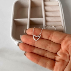 Colar coração vazado cravejado e liso 13mm com corrente cadeado 45 cm - comprar online