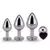 Kit de plugs anales metálicos en forma de corazón en tres tamaños diferentes.
