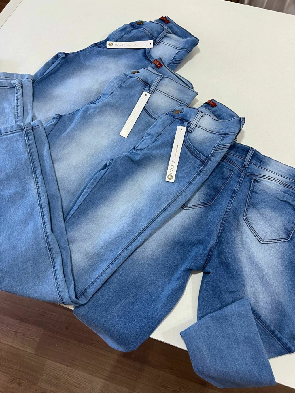 CALÇA JEANS SKINNY .