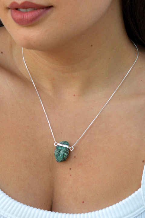 Colar Pedra Bruta (Esmeralda) - comprar online