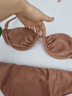 Biquini Top Meia-Taça com Aro Duplo, Calcinha Hotpants e Alças Removíveis Marrom Copacabana - loja online
