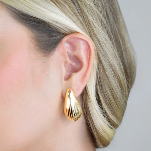 Brinco Semijoia Aura Gota Riscada Dourado Pri Acessórios