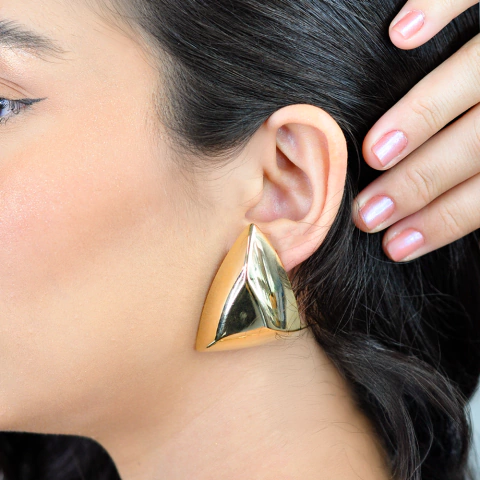 Brinco Semijoia Aura Triângulo Liso Dourado Pri Acessórios
