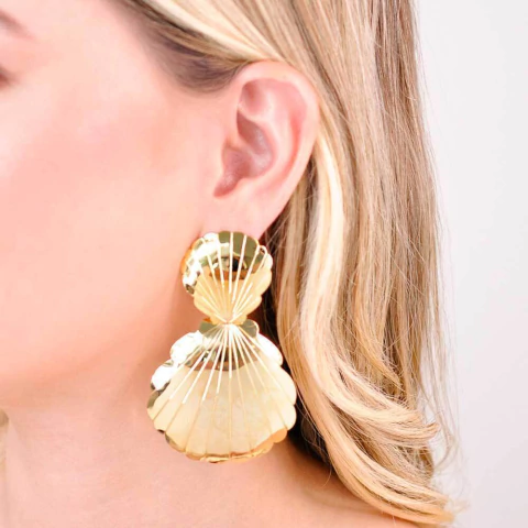 Brinco Semijoia Luna Concha Espelhada Dourado