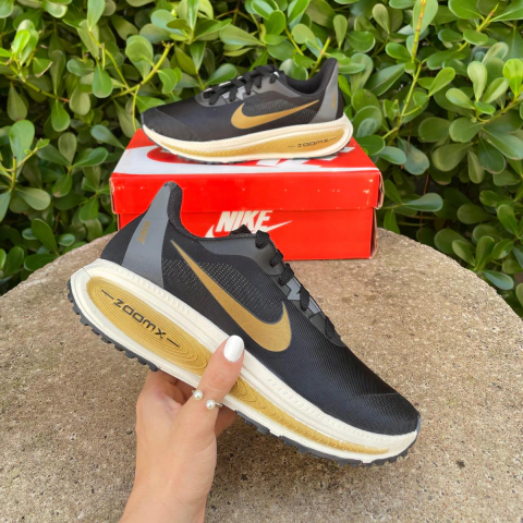 TÊNIS NK SOFT RUNNING PRETO DOURADO