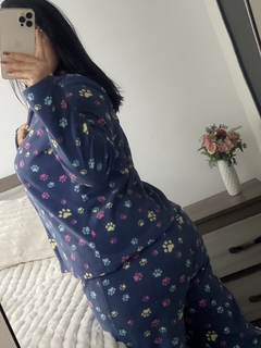 PIJAMA TIPO CAMISERO HUELLAS DE PERRITOS PANTALÓN Y MANGA LARGA PIJAMA POLAR INVIERNO - comprar online