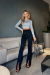 CALÇA FLARE EM SUEDE PRETO COM FENDA FRONTAL NA BARRA