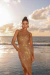 VESTIDO MIDI EM PAETÊ COM BUSTO DRAPEADO DOURADO na internet