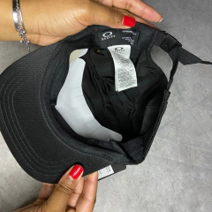 Bone Oakley FGL Aba reta Preto - comprar online