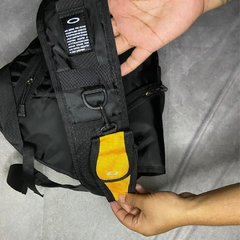 Mochila Oakley Slim Bag Sandbag Tactical Tri-Harnessa Preto Amarelo - comprar online