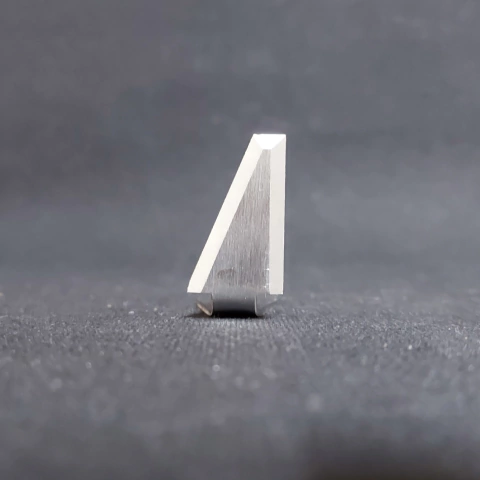 TR08 - Ponta Triangular Chata Esquerda