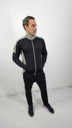 5 Conjuntos de hombre combinados. Campera y pantalon. en internet