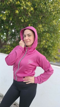 5 Campera de dama con capucha y estampado.