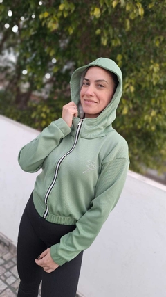 5 Campera de dama con capucha y estampado.