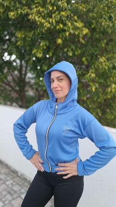 5 Campera de dama con capucha y estampado. - Rouch