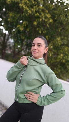 5 Campera de dama con capucha y estampado. - comprar online