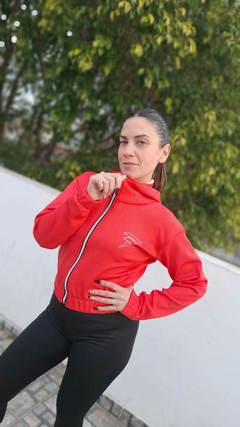 5 Campera de dama con capucha y estampado. en internet