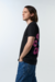 Remera estampada de alta calidad para hombre y mujer, confeccionada en algodón premium para un ajuste cómodo y versátil. Perfecta para combinar con cualquier estilo y atuendo, disponible en varios tamaños y colores. Ideal como prenda esencial en cualquier