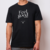 Nuestra remera Feel Good Culture está hecha de 100% algodón y está confeccionada con tela jersey 20/1 de 250 grm. En la parte inferior cosimos el distintivo de la marca en ecocuero y su estampado ha sido realizado con técnica de serigrafiado.
