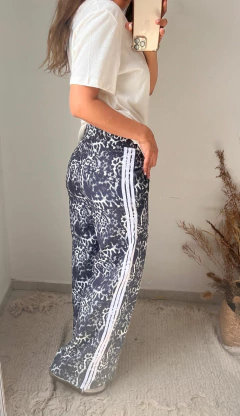 Pantalon Sporty Print Gris - Lineas Blancas Discontinuo