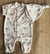 ENTERITO DE PLUSH CON GORRO TALLE 0 A 2 MESES