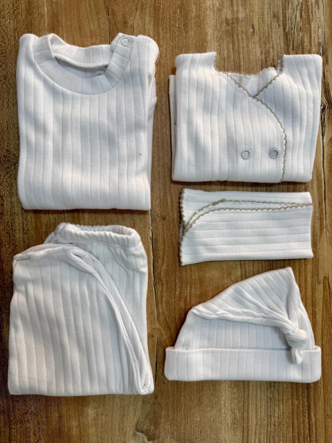 AJUAR 5 PIEZAS DE ALGODON DESAHUJADO CON BODY - comprar online