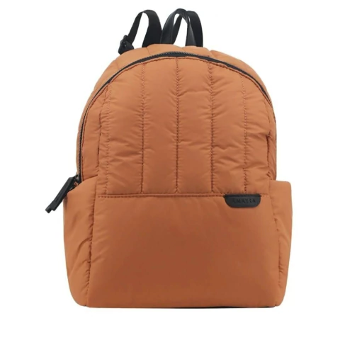 MOCHILA AMAYRA DE NYLON CON BOLSILLOS 30X25X13 COLOR SUELA PRECIO UNITARIO (67C26713)