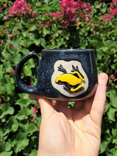 Caneca sapo amarelo e preto - Supernova Ateliê