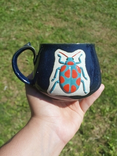 Caneca azul safira besouro verde-água e laranja na internet