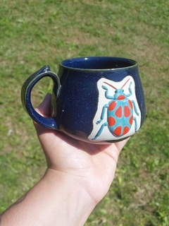 Caneca azul safira besouro verde-água e laranja