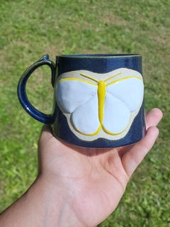 Caneca azul safira borboleta branca e amarela na internet