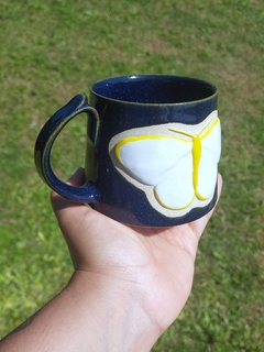 Caneca azul safira borboleta branca e amarela - comprar online