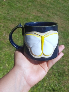 Caneca azul safira borboleta branca e amarela