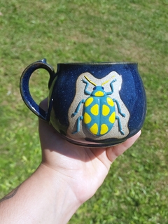 Caneca azul safira besouro azul e amarelo na internet