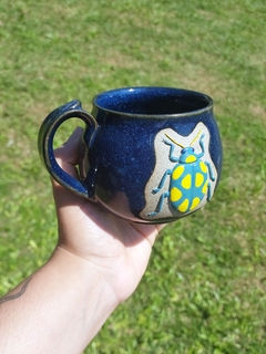 Caneca azul safira besouro azul e amarelo - comprar online