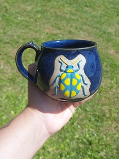 Caneca azul safira besouro azul e amarelo