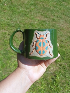 Caneca verde besouro laranja e verde-água na internet