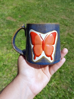 Caneca azul caribe borboleta laranja na internet
