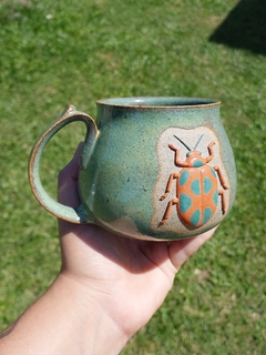 Caneca verde furtacor besouro laranja e verde-água