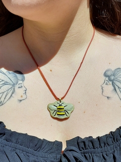 Colar abelha com cordão marrom