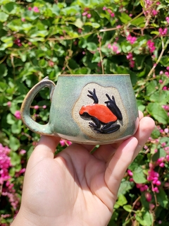 Caneca verde furtacor sapo laranja e preto - Supernova Ateliê
