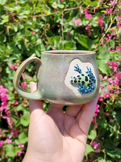 Caneca verde furtacor sapo verde e azul - Supernova Ateliê