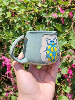 Caneca besouro azul e amarelo na internet