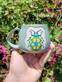 Caneca besouro azul e amarelo - comprar online